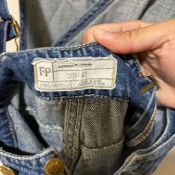 Free People V Neck Cross Back Relaxed Denim Overalls Adjustable Straps Size 27 - Picture 4 of 4